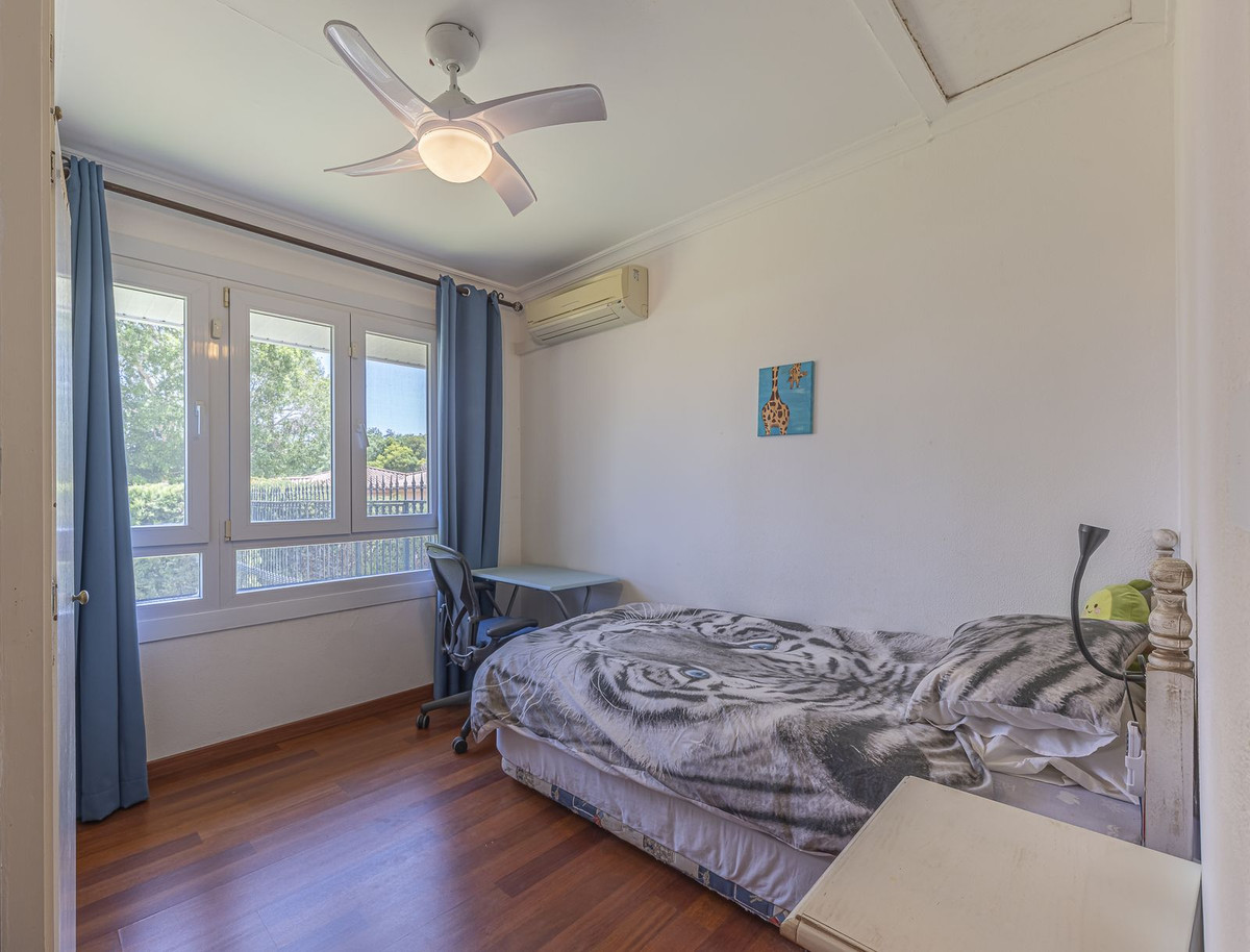 Se vende Villa - Chalet de 5 dormitorios en Costa Del Sol, Cadiz, España