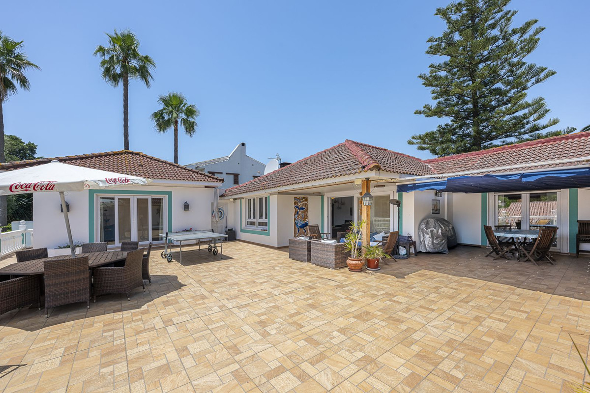 Se vende Villa - Chalet de 5 dormitorios en Costa Del Sol, Cadiz, España