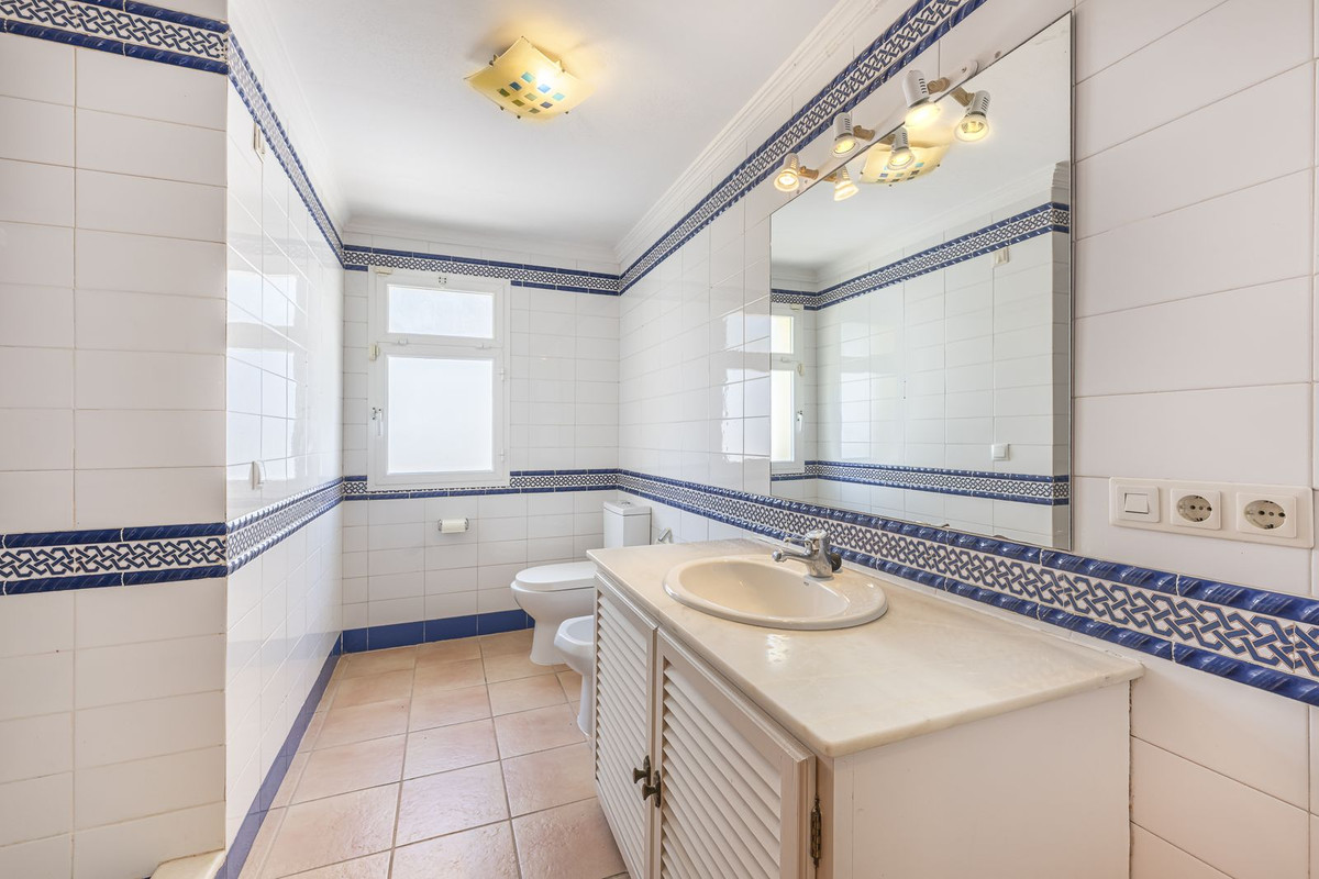 Se vende Villa - Chalet de 5 dormitorios en Costa Del Sol, Cadiz, España