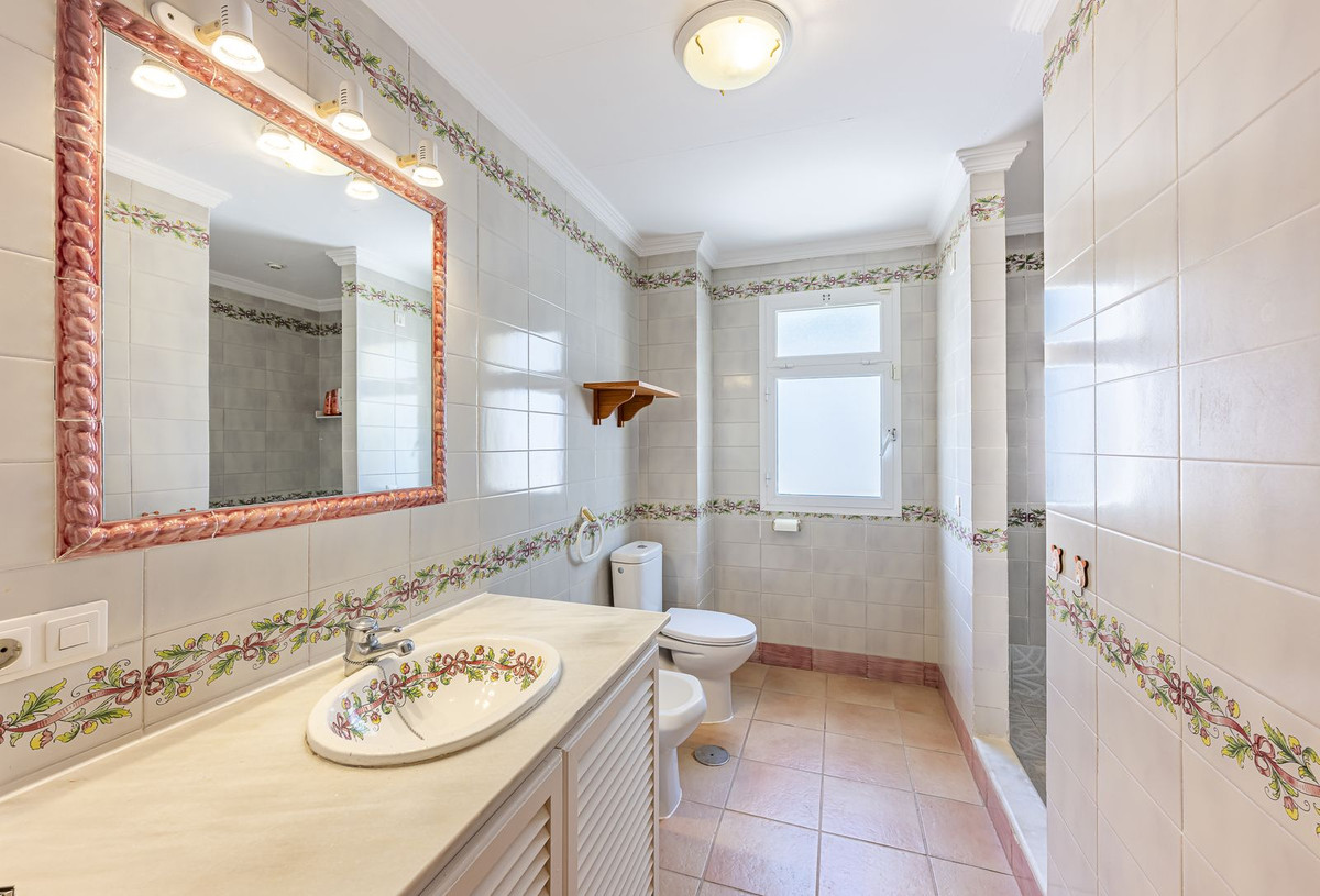 Se vende Villa - Chalet de 5 dormitorios en Costa Del Sol, Cadiz, España