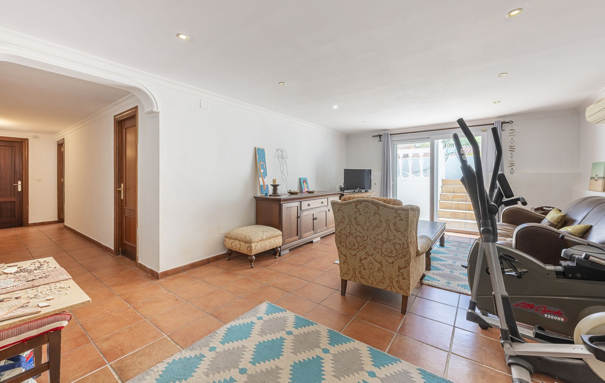 Se vende Villa - Chalet de 5 dormitorios en Costa Del Sol, Cadiz, España