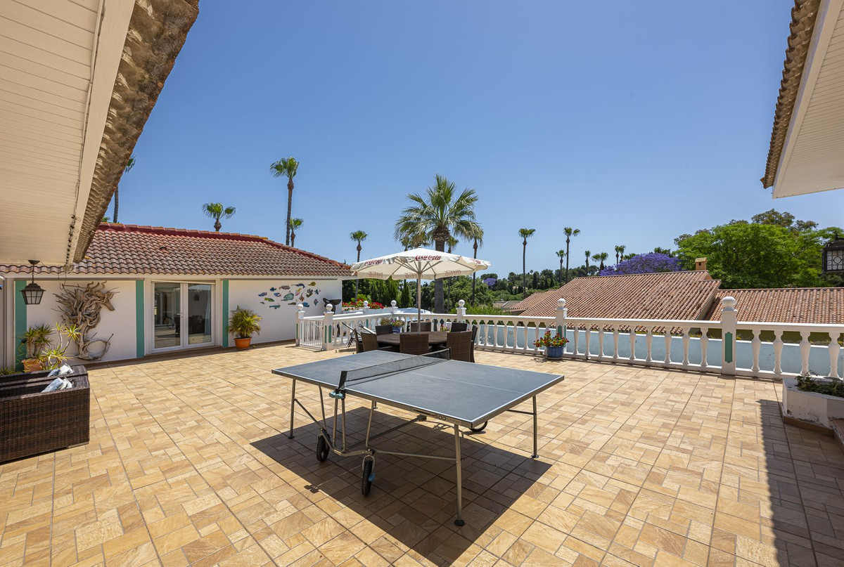 Se vende Villa - Chalet de 5 dormitorios en Costa Del Sol, Cadiz, España