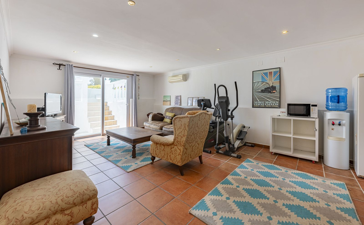 Se vende Villa - Chalet de 5 dormitorios en Costa Del Sol, Cadiz, España