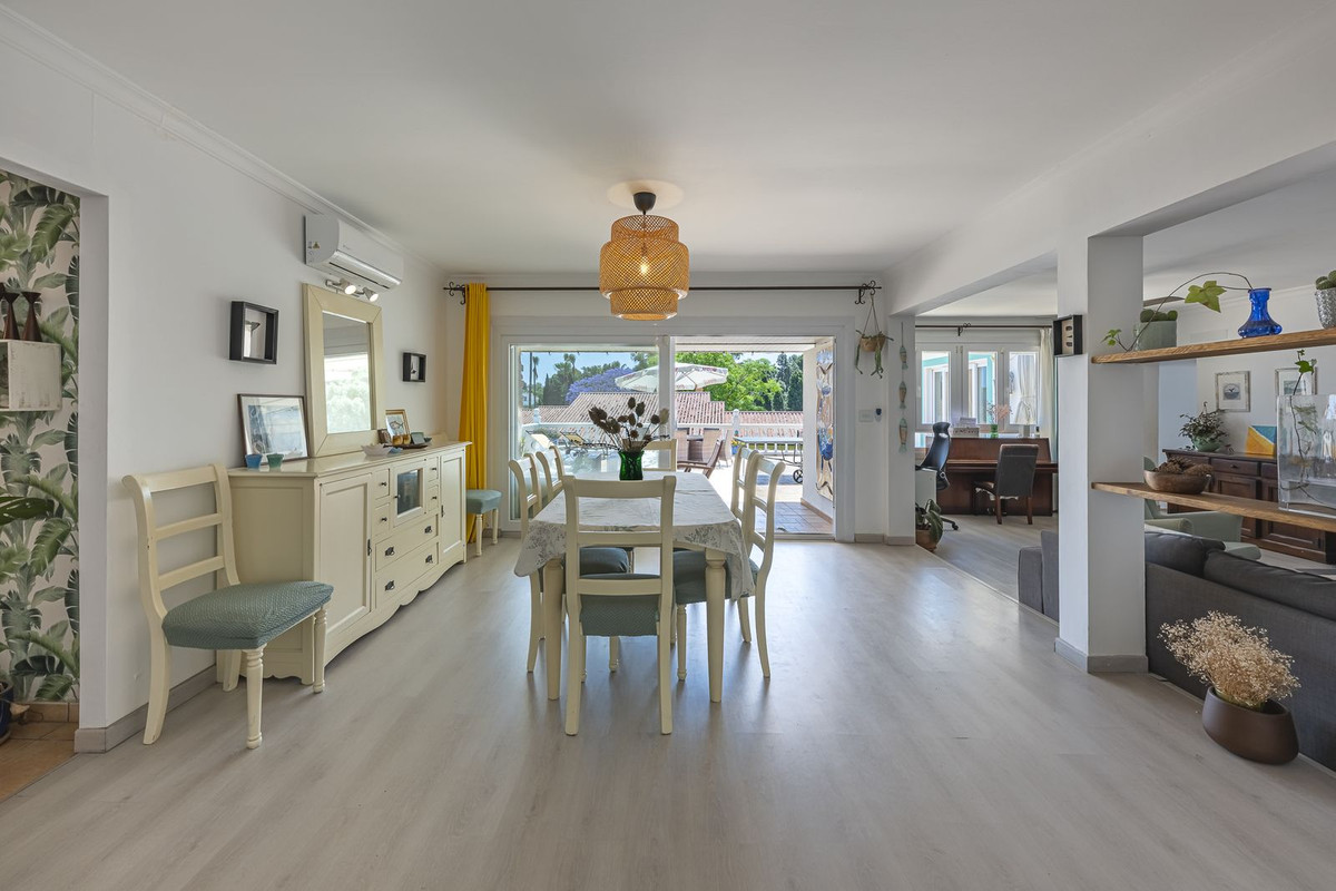 Se vende Villa - Chalet de 5 dormitorios en Costa Del Sol, Cadiz, España