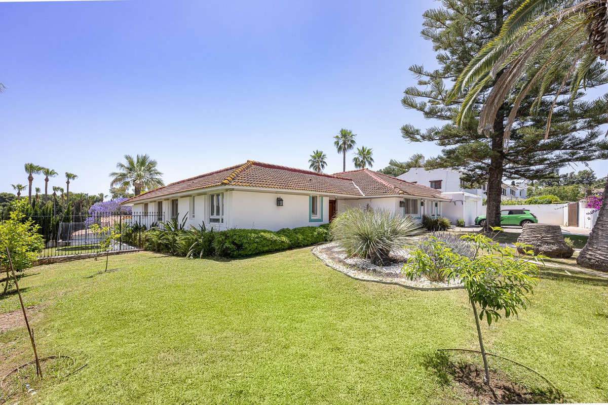 Se vende Villa - Chalet de 5 dormitorios en Costa Del Sol, Cadiz, España