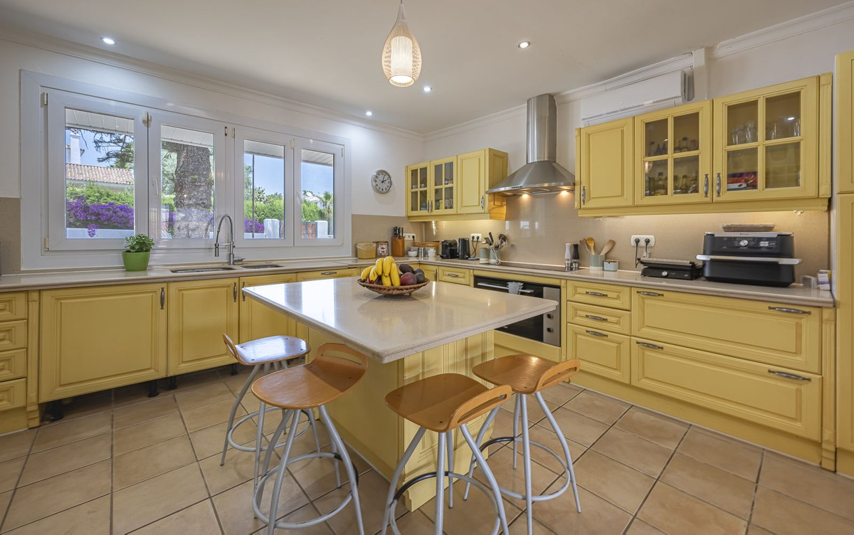 Se vende Villa - Chalet de 5 dormitorios en Costa Del Sol, Cadiz, España