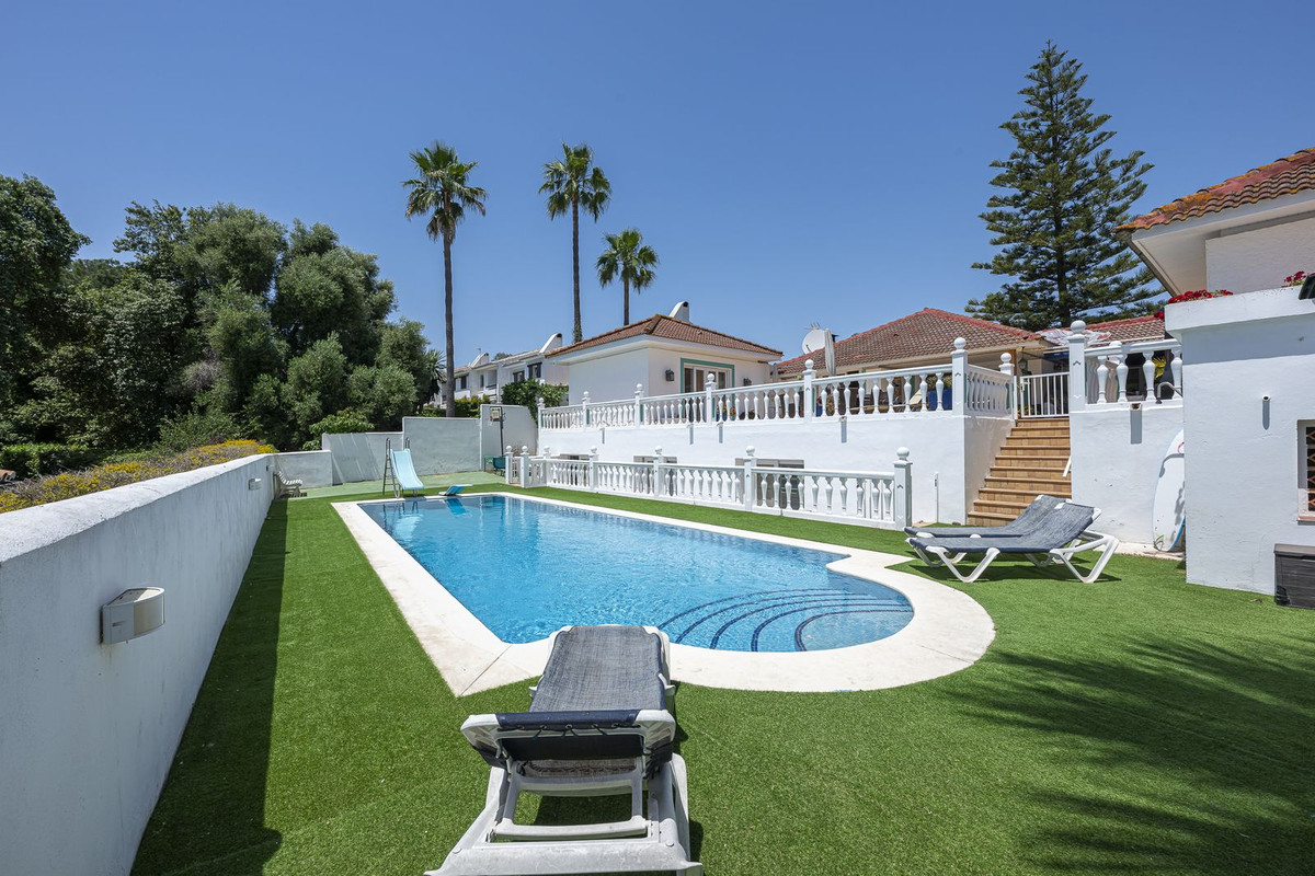 Se vende Villa - Chalet de 5 dormitorios en Costa Del Sol, Cadiz, España
