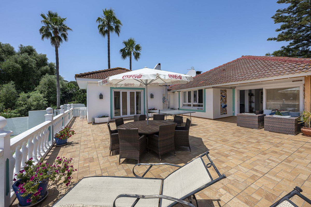 Se vende Villa - Chalet de 5 dormitorios en Costa Del Sol, Cadiz, España
