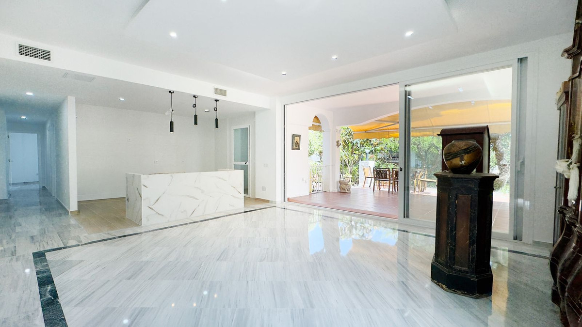 4 Bed Apartment for sale in Marbella Costa Del Sol, Málaga, Spain