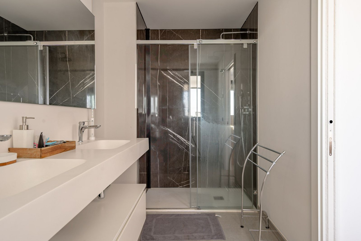 4 Bed Apartment for sale in Estepona Costa Del Sol, Málaga, Spain