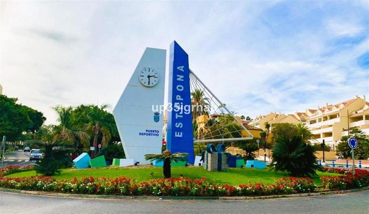 4 Bed Apartment for sale in Estepona Costa Del Sol, Málaga, Spain