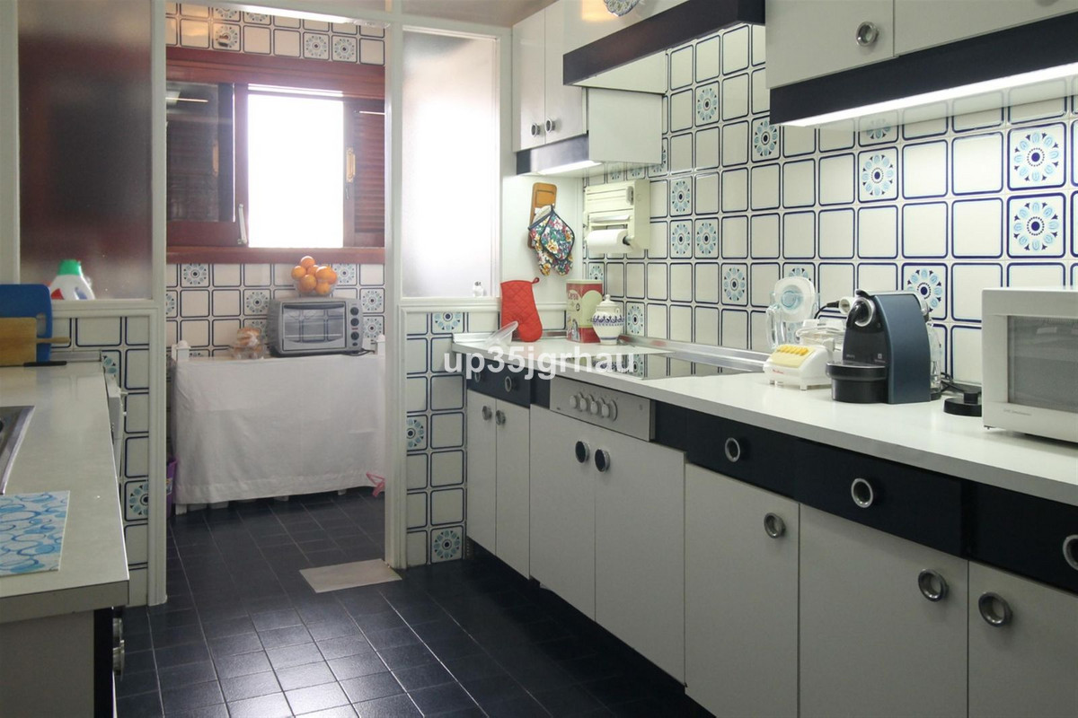 4 Bed Apartment for sale in Estepona Costa Del Sol, Málaga, Spain