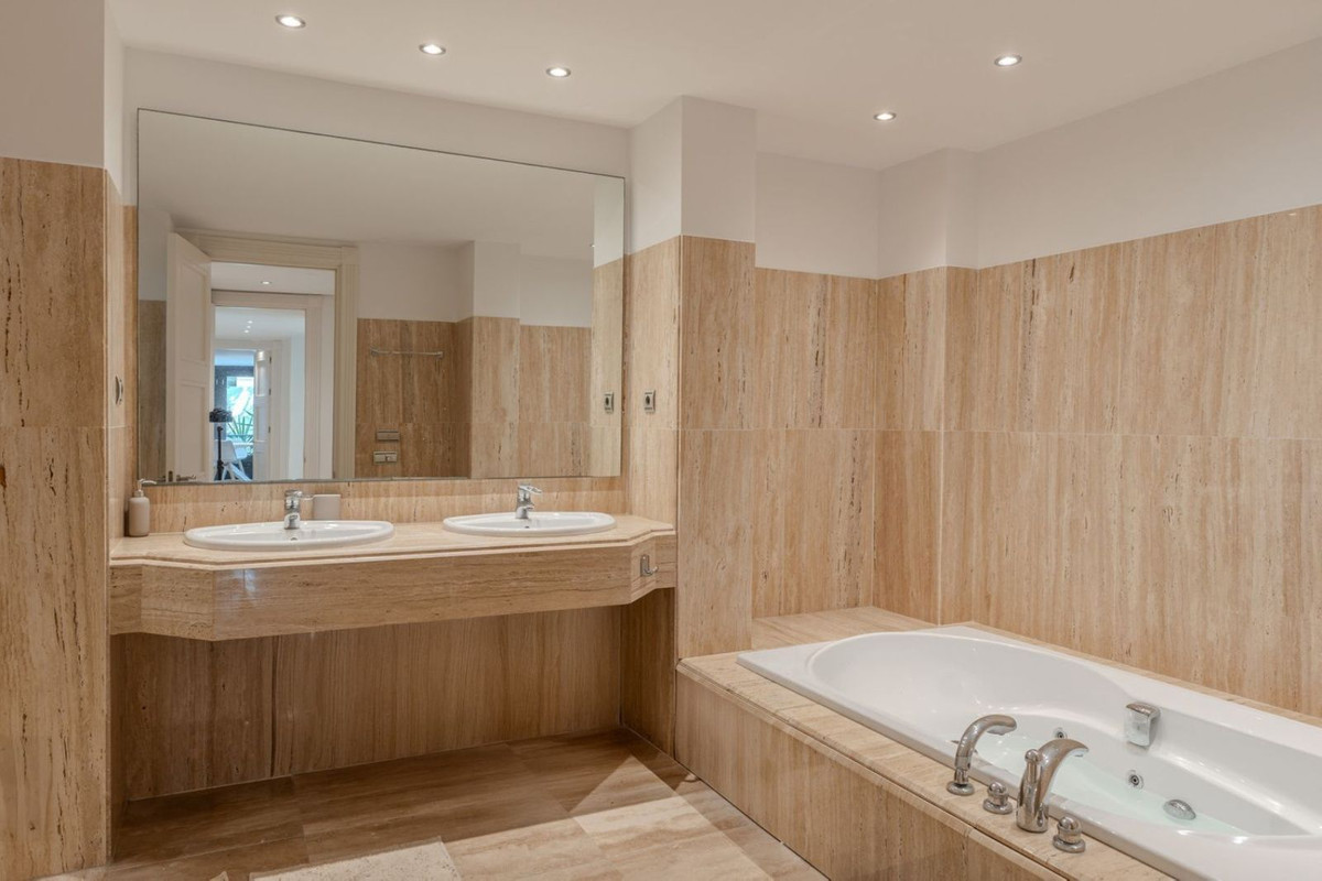 Se vende Apartamento Planta Media de 3 dormitorios en Costa Del Sol, Málaga, España