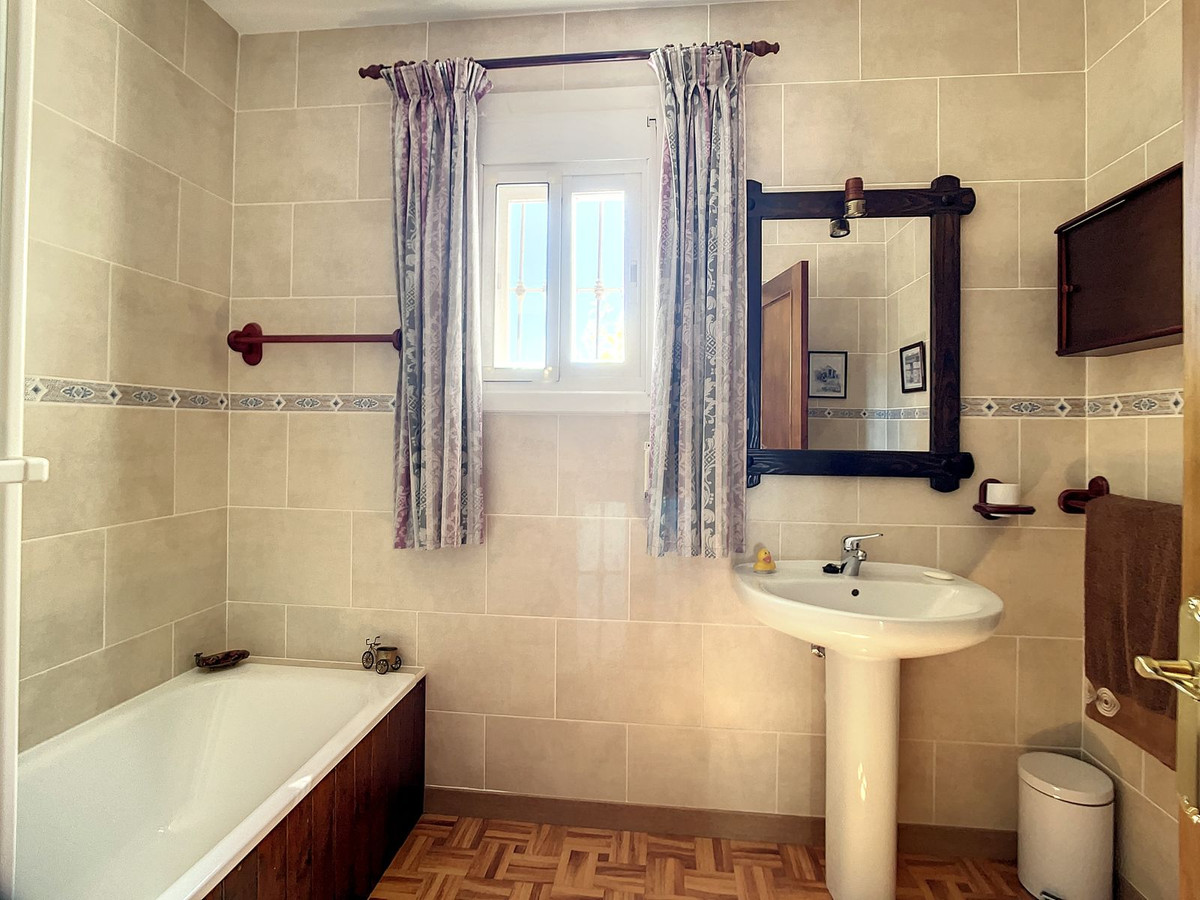 Se vende Finca - Cortijo de 4 dormitorios en Costa Del Sol East, Málaga, España