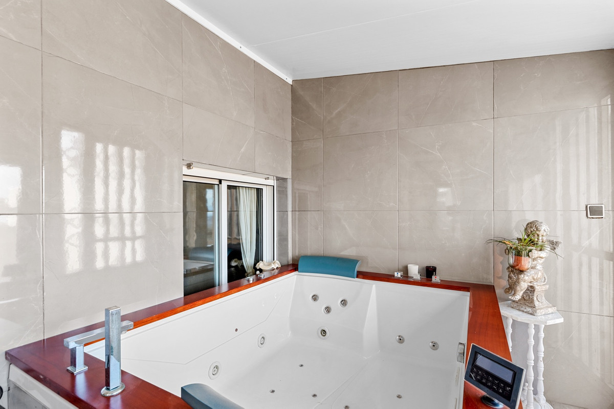 Se vende Villa - Chalet de 4 dormitorios en Costa Blanca, Alicante, España