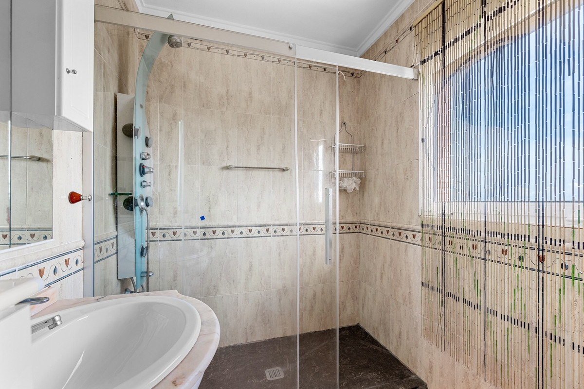 Se vende Villa - Chalet de 4 dormitorios en Costa Blanca, Alicante, España