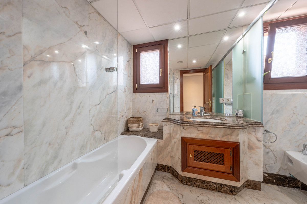 2 Bed Apartment for sale in Estepona Costa Del Sol, Málaga, Spain