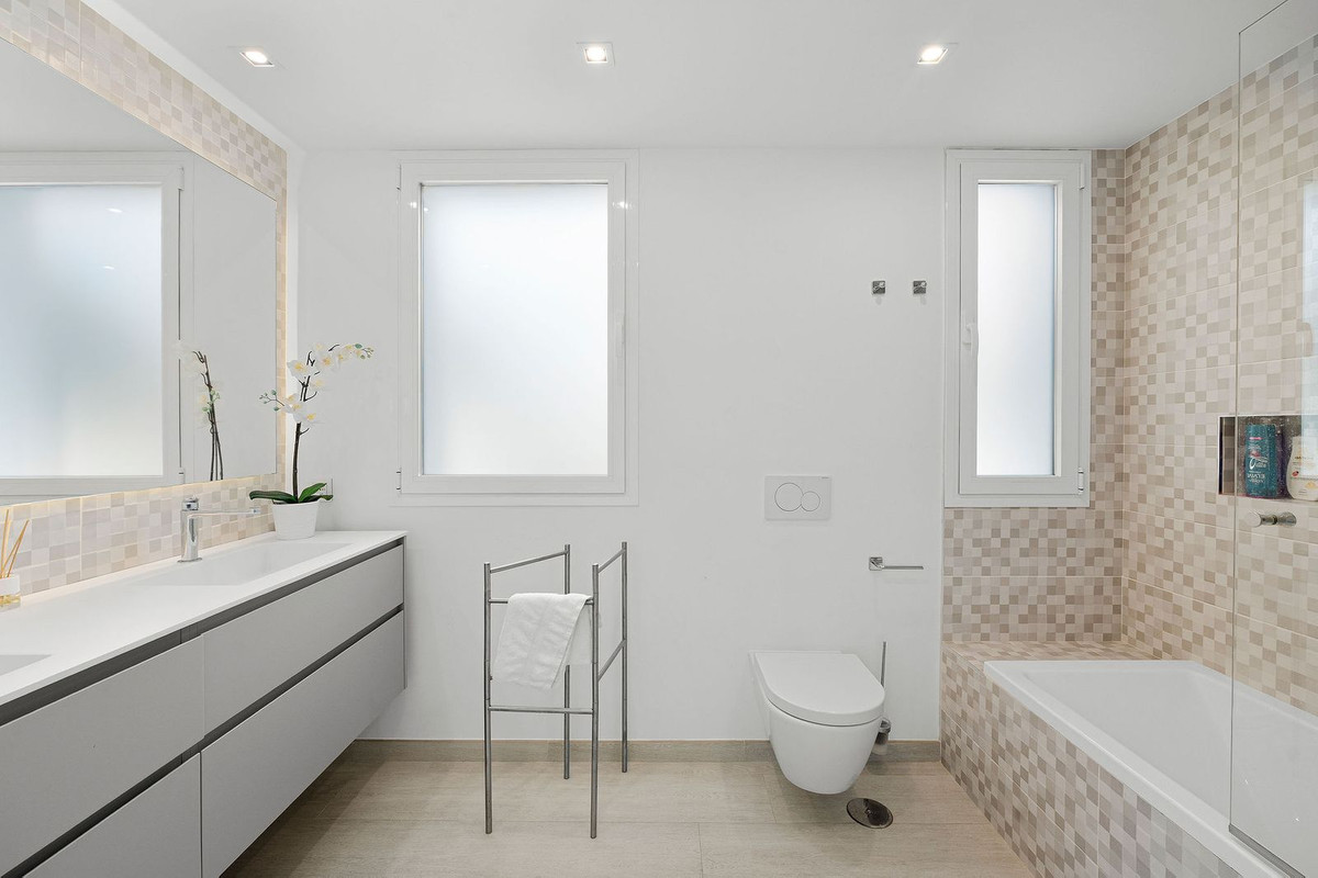 Se vende Villa - Chalet de 5 dormitorios en Costa Del Sol, Málaga, España