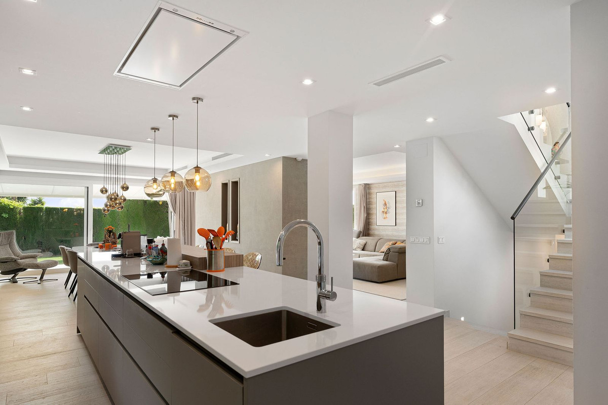 Se vende Villa - Chalet de 5 dormitorios en Costa Del Sol, Málaga, España