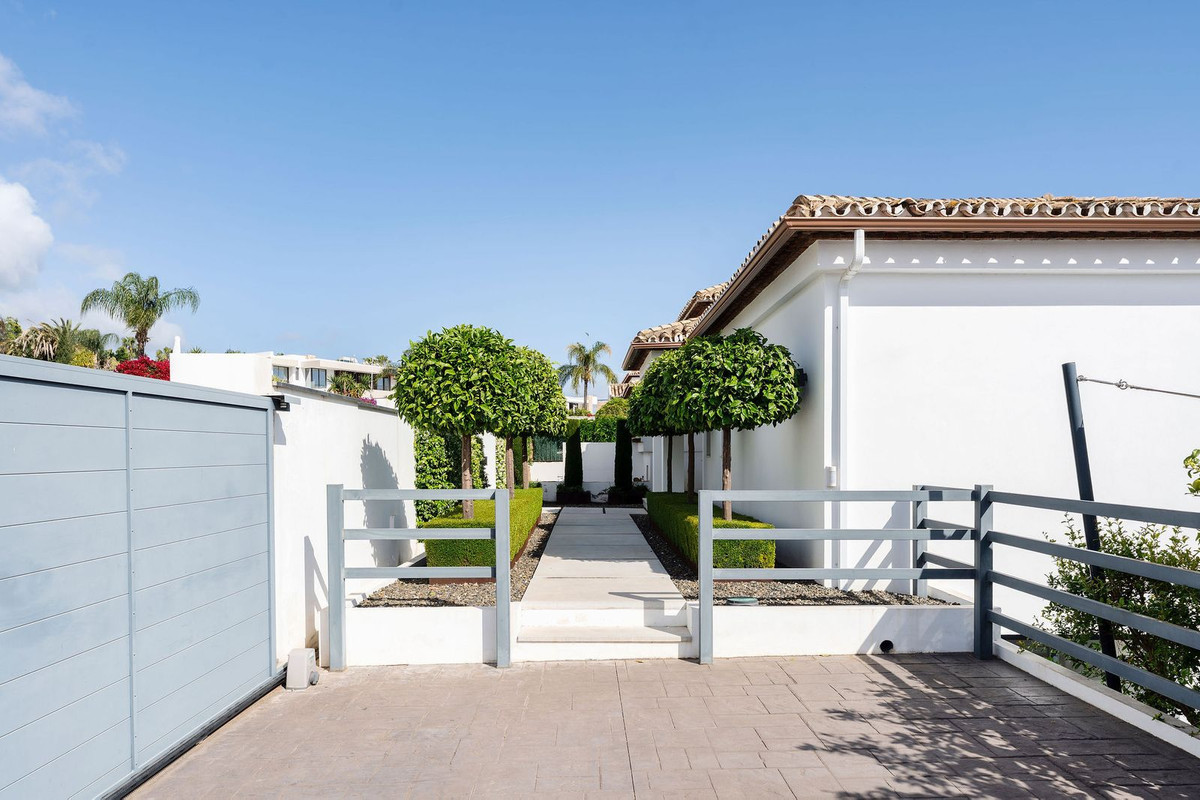 Se vende Villa - Chalet de 5 dormitorios en Costa Del Sol, Málaga, España