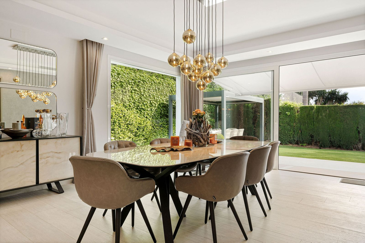 Se vende Villa - Chalet de 5 dormitorios en Costa Del Sol, Málaga, España
