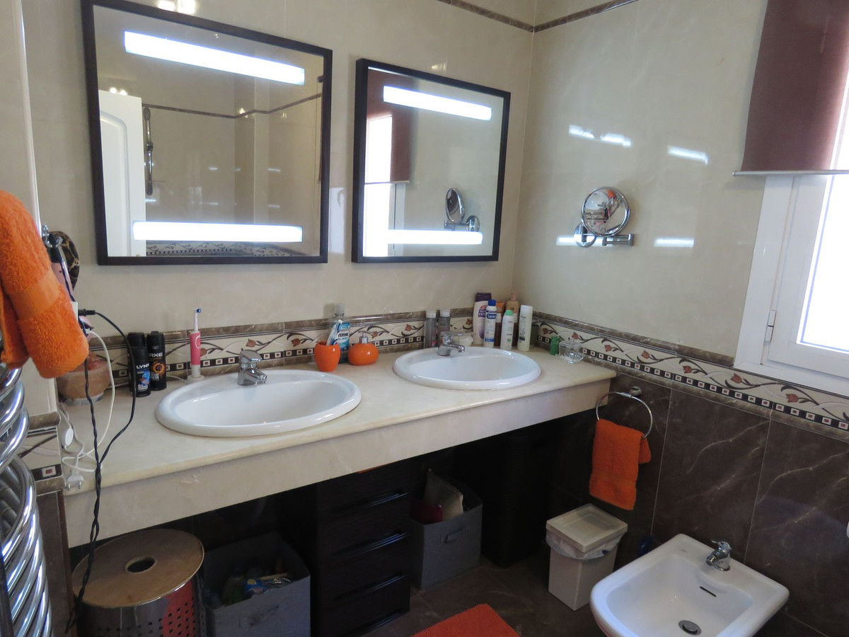 Se vende Villa - Chalet de 4 dormitorios en Costa Del Sol, Málaga, España