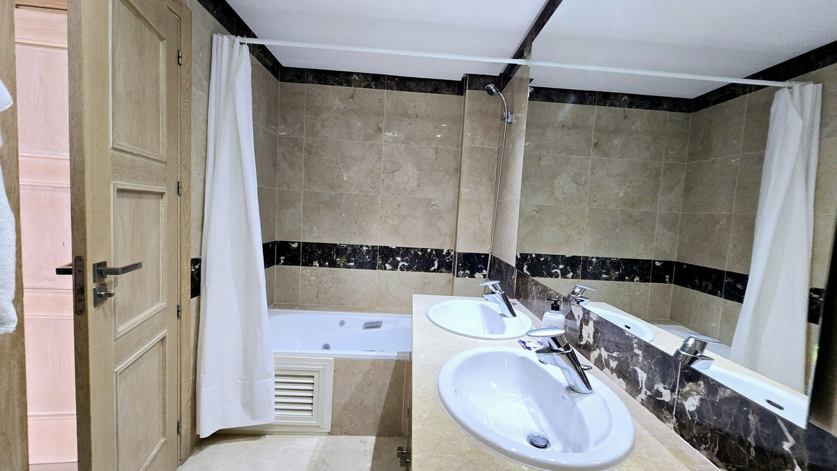 Se vende Apartamento Planta Media de 2 dormitorios en Costa Del Sol, Málaga, España
