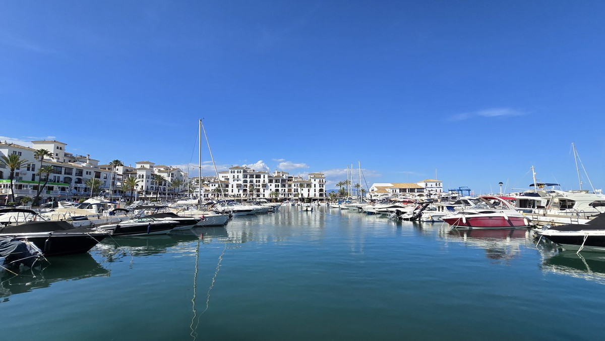 Se vende Apartamento Planta Media de 2 dormitorios en Costa Del Sol, Málaga, España
