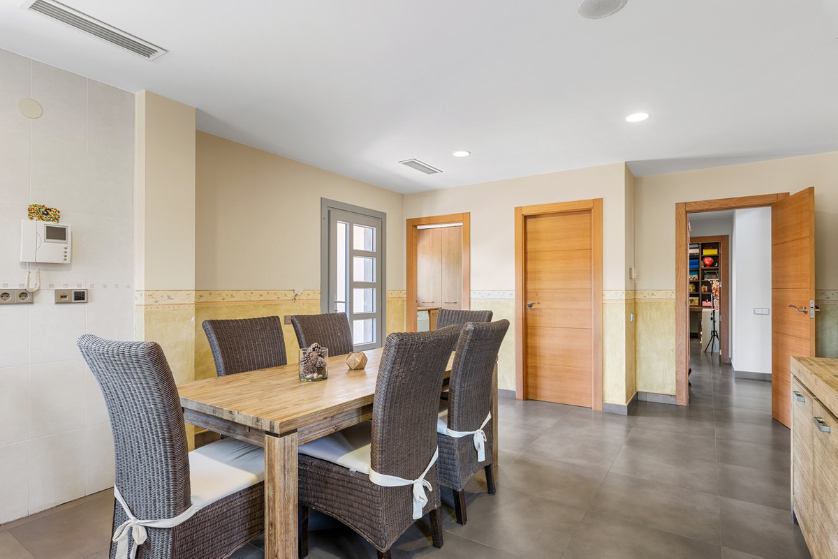 5 Bed Townhouse for sale in Elche Costa Blanca, Alicante, Spain