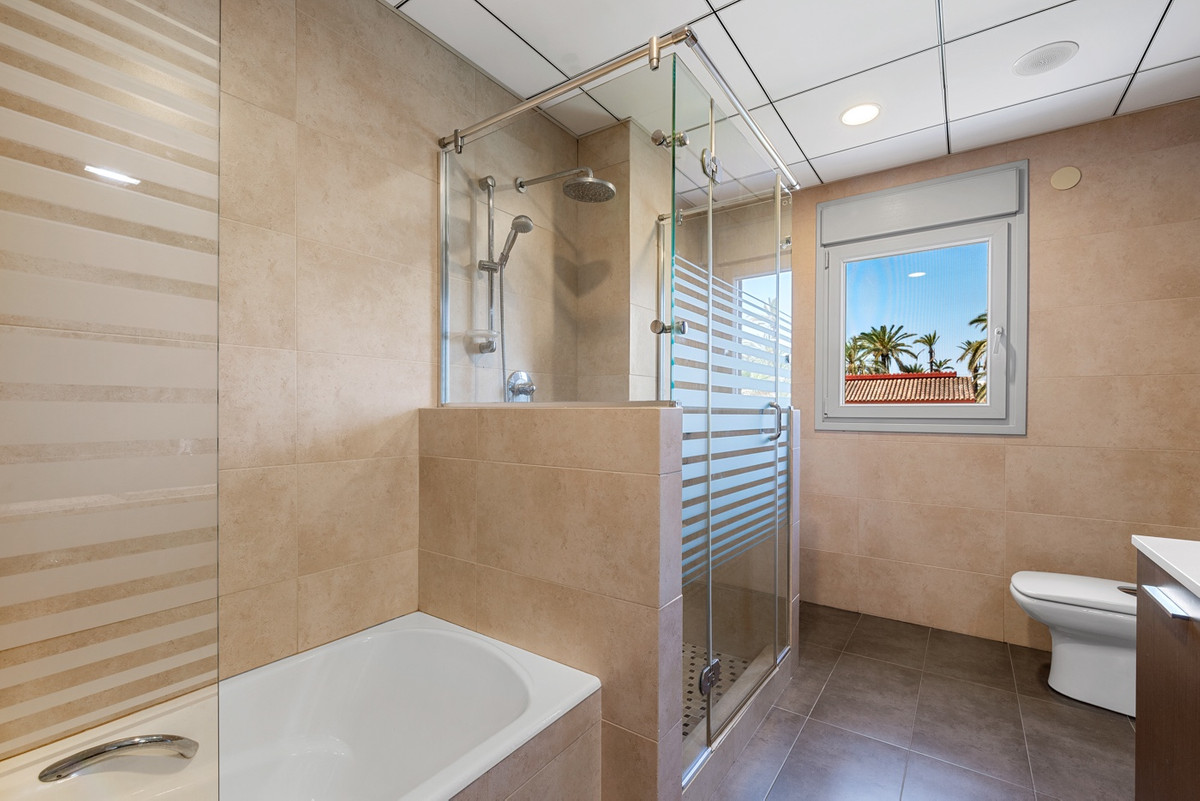5 Bed Townhouse for sale in Elche Costa Blanca, Alicante, Spain