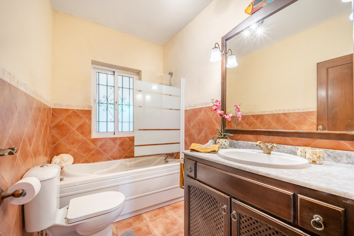 4 Bed Townhouse for sale in El Rosario Costa Del Sol, Málaga, Spain