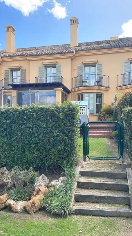 Se vende Villa - Chalet de 3 dormitorios en Costa Del Sol, Cadiz, España