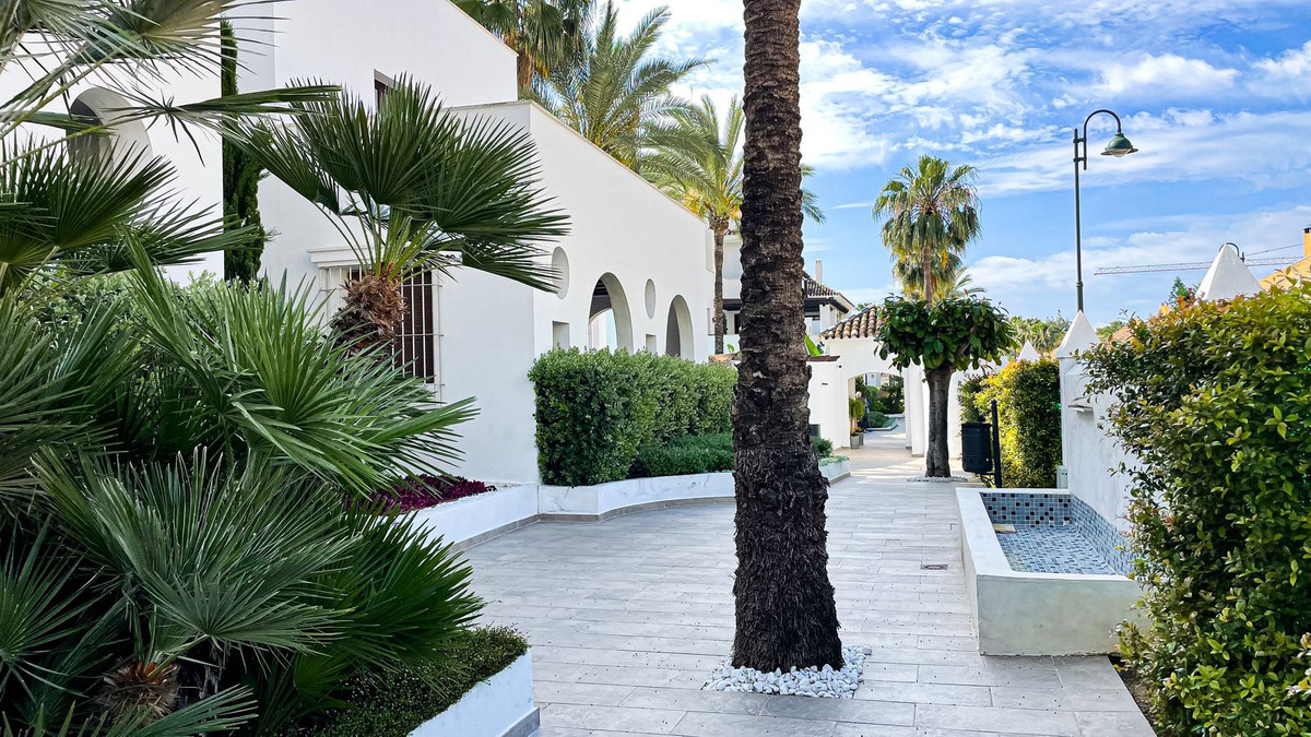 2 Bed Apartment for sale in Puerto Banús Costa Del Sol, Málaga, Spain