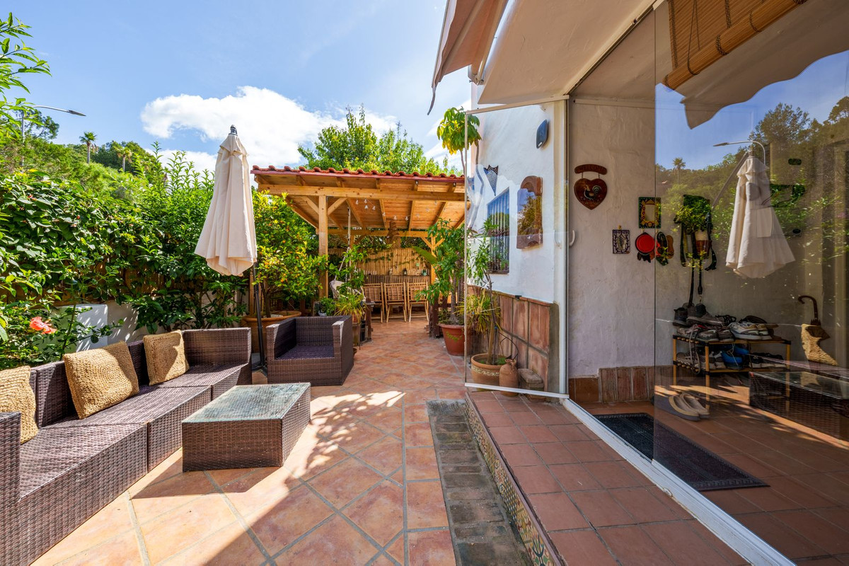 3 Bed Townhouse for sale in Nagüeles Costa Del Sol, Málaga, Spain