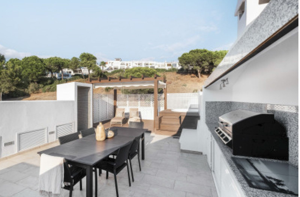 3 Bed Apartment for sale in La Quinta Costa Del Sol, Málaga, Spain
