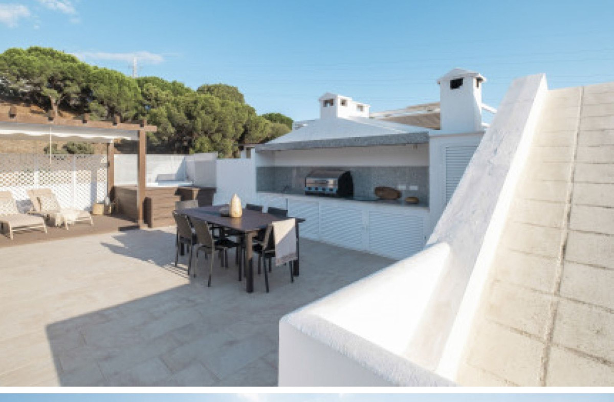 3 Bed Apartment for sale in La Quinta Costa Del Sol, Málaga, Spain