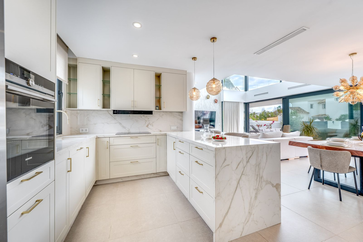 5 Bed Townhouse for sale in San Pedro De Alcántara Costa Del Sol, Málaga, Spain