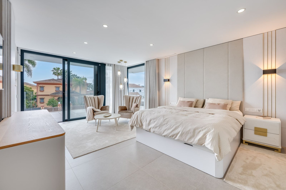 5 Bed Townhouse for sale in San Pedro De Alcántara Costa Del Sol, Málaga, Spain