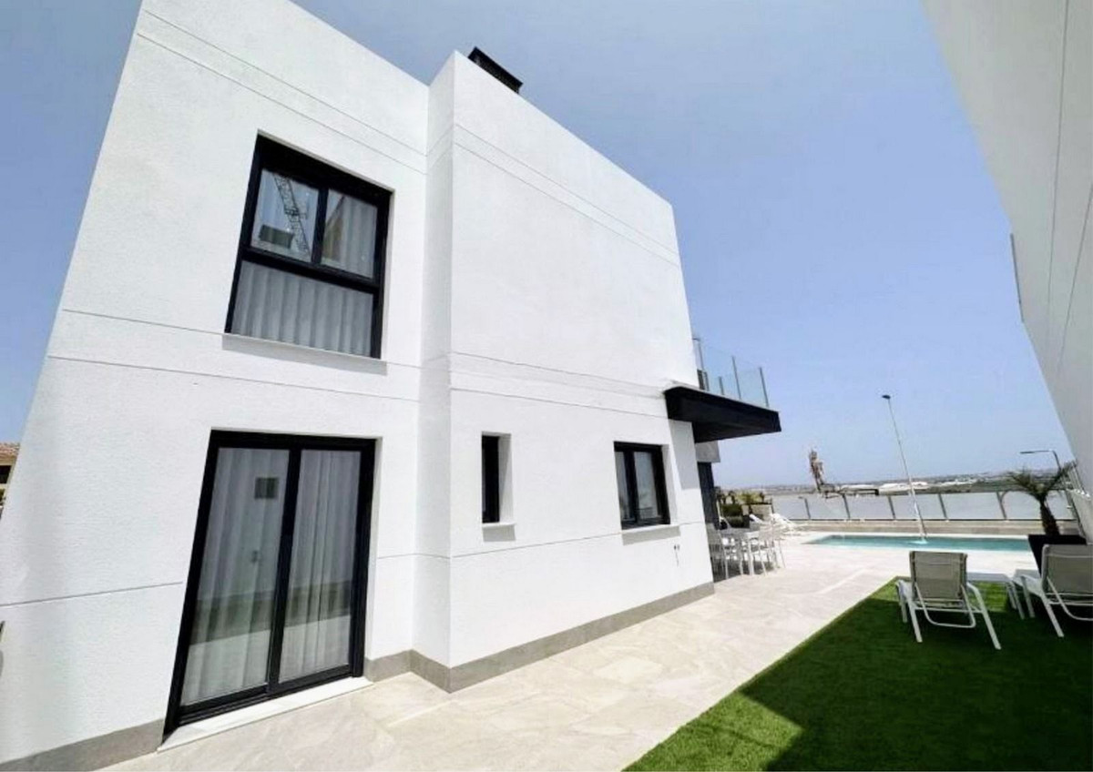 Se vende Villa - Chalet de 3 dormitorios en Costa Blanca, Alicante, España