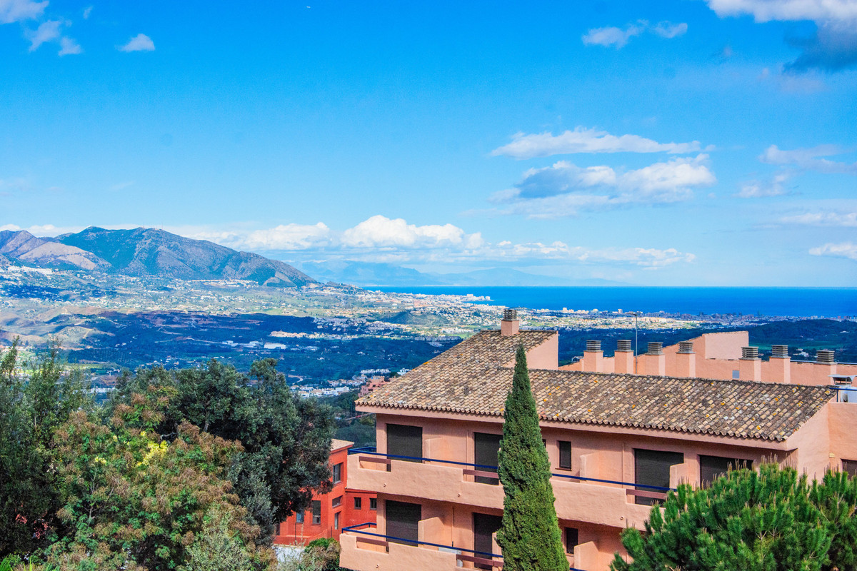 3 Bed Apartment for sale in La Mairena Costa Del Sol, Málaga, Spain