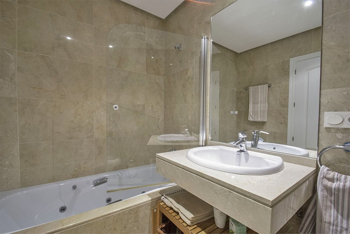 Se vende Ático de 2 dormitorios en Costa Del Sol, Cadiz, España