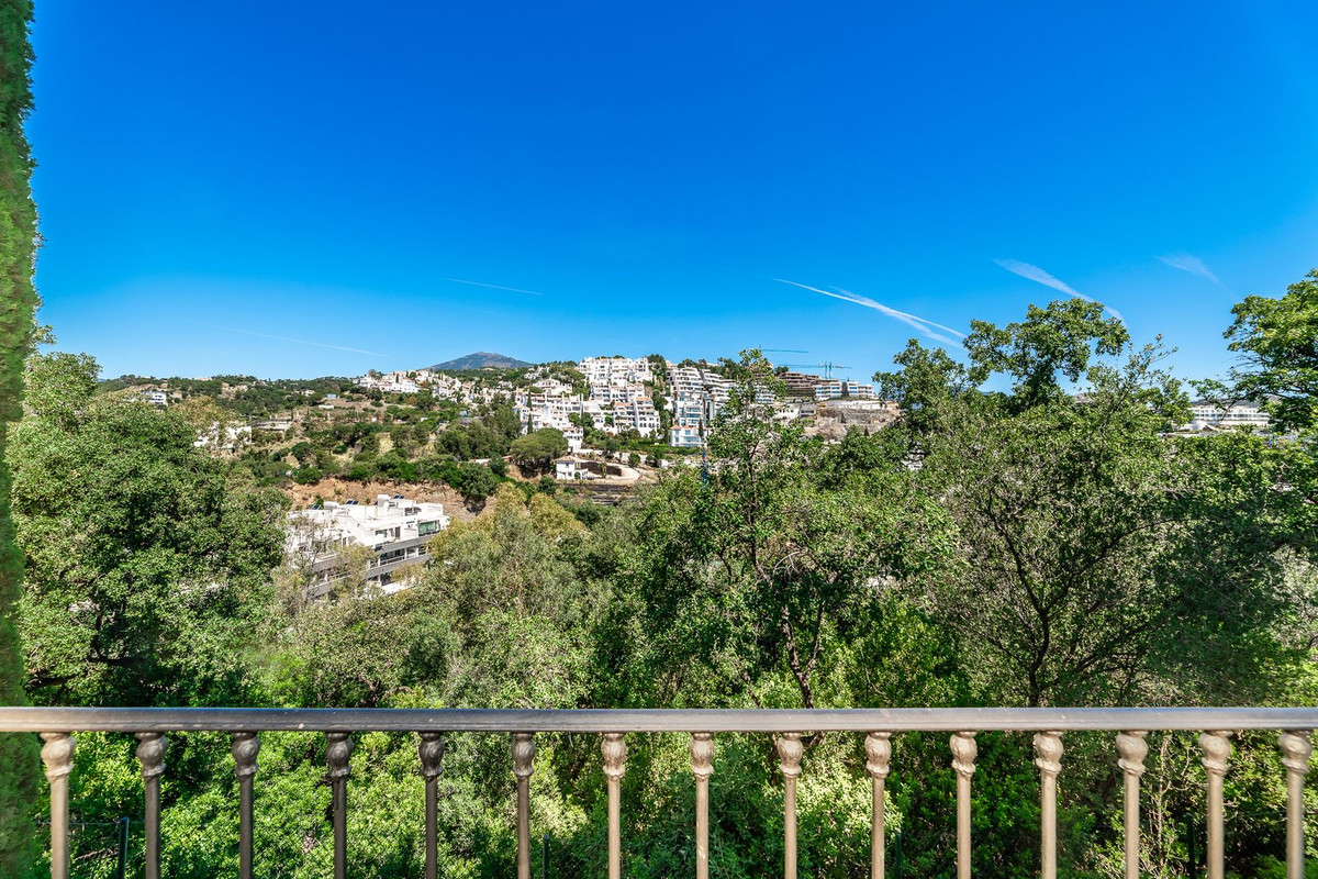 3 Bed Apartment for sale in La Quinta Costa Del Sol, Málaga, Spain