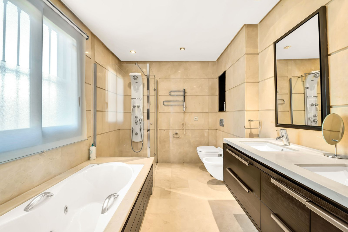 3 Bed Apartment for sale in La Quinta Costa Del Sol, Málaga, Spain