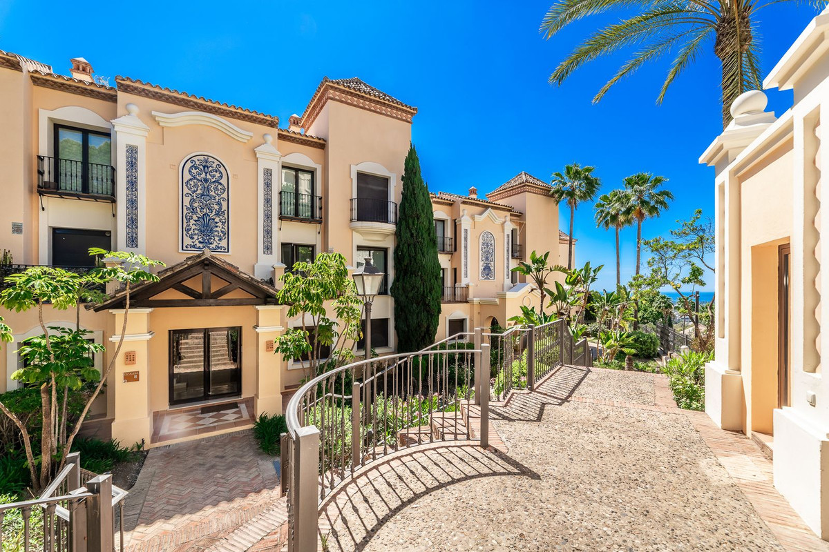 3 Bed Apartment for sale in La Quinta Costa Del Sol, Málaga, Spain