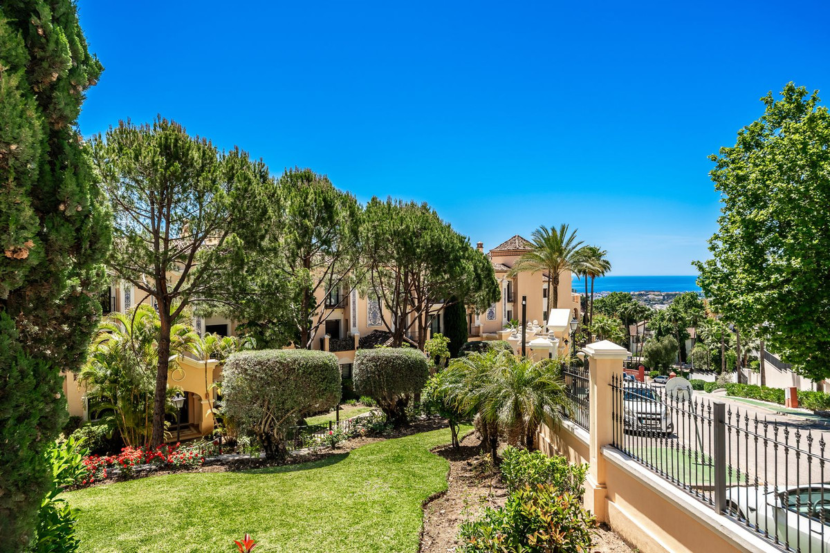 3 Bed Apartment for sale in La Quinta Costa Del Sol, Málaga, Spain