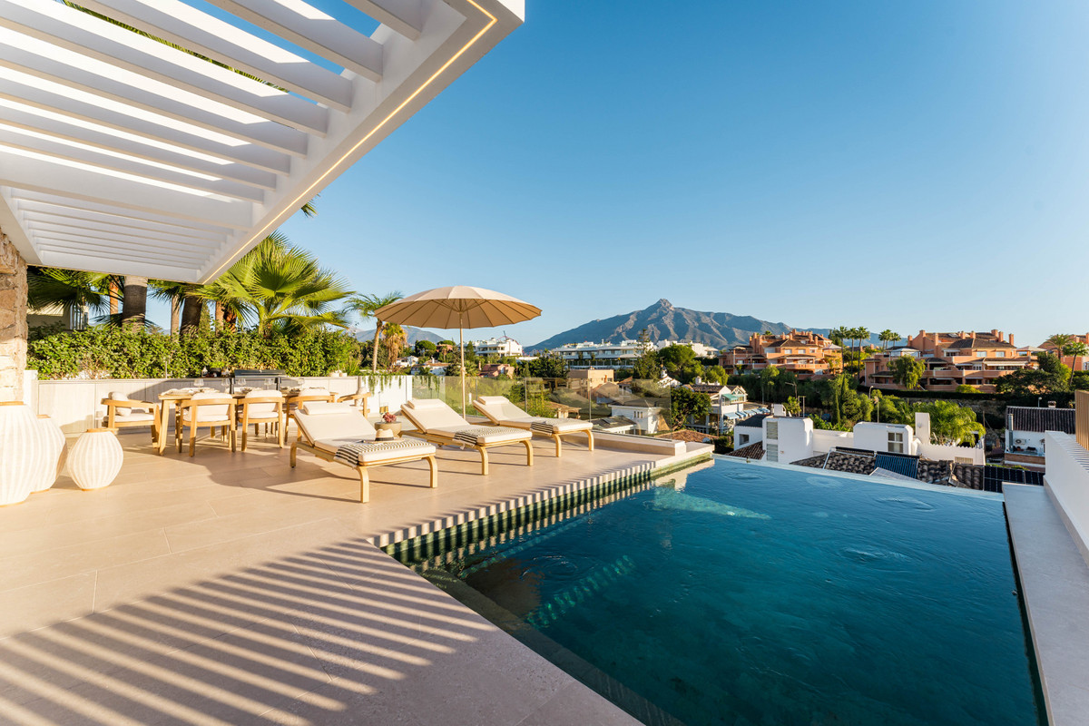5 Bed Townhouse for sale in Nueva Andalucía Costa Del Sol, Málaga, Spain