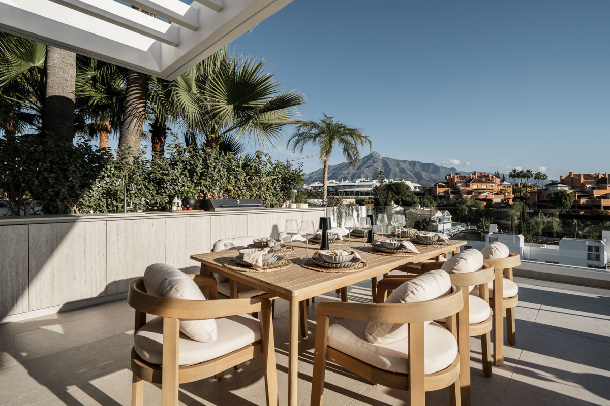 5 Bed Townhouse for sale in Nueva Andalucía Costa Del Sol, Málaga, Spain