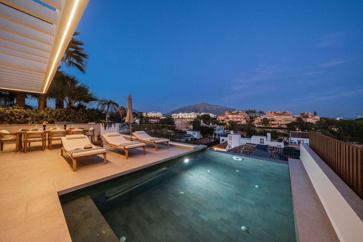 5 Bed Townhouse for sale in Nueva Andalucía Costa Del Sol, Málaga, Spain