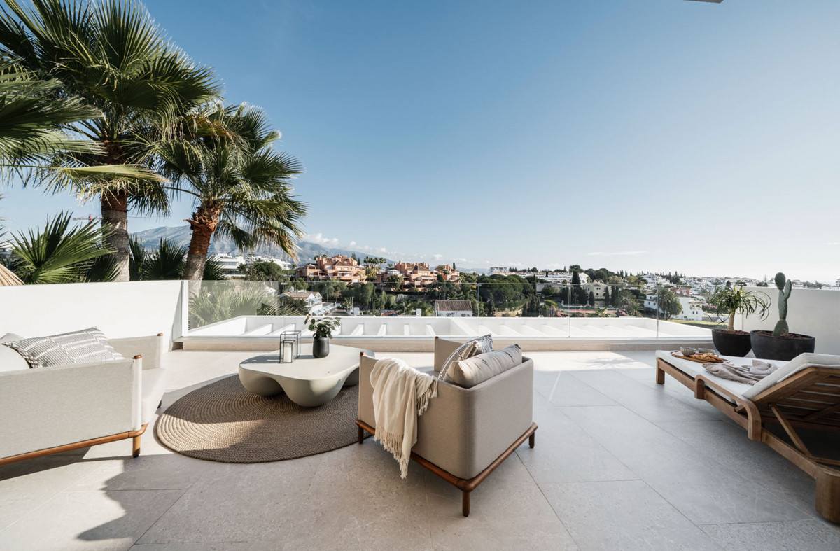 5 Bed Townhouse for sale in Nueva Andalucía Costa Del Sol, Málaga, Spain