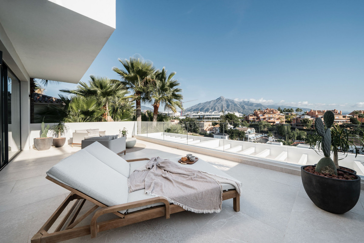 5 Bed Townhouse for sale in Nueva Andalucía Costa Del Sol, Málaga, Spain